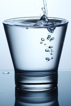 De basis van een lui dieet voor gewichtsverlies is schoon drinkwater zonder gassen